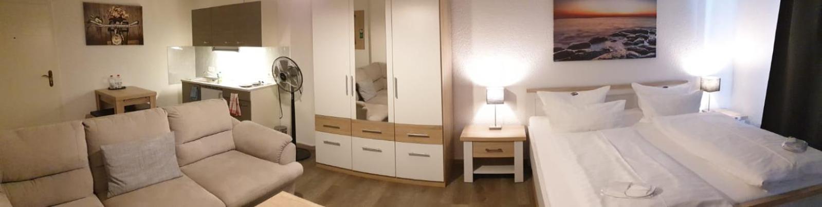 Hotel Zur Alten Stadtkellerei Leipzig Quarto foto A bedroom with a nightstand